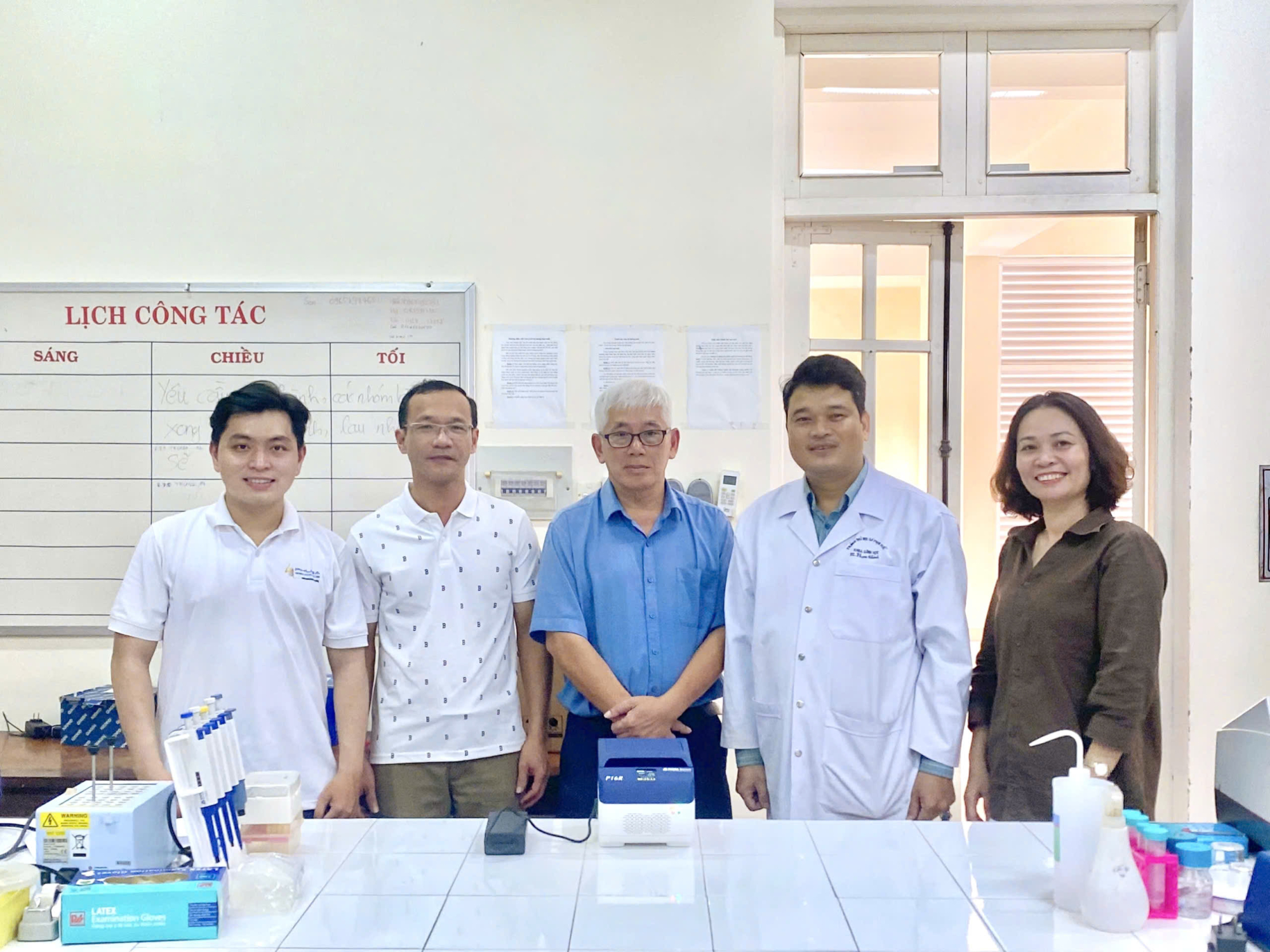 PHÙ SA GENOMICS TRAO TẶNG MÁY PCR P16R CHO TRƯỜNG ĐẠI HỌC SƯ PHẠM, ĐẠI HỌC HUẾ